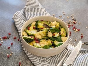 Salade à la mâche, à l’avocat et au brocoli aux graines