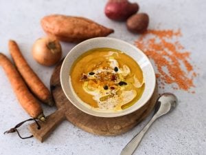 Soupe de butternut, patate douce, pomme de terre, carotte, oignon et lentilles corail.