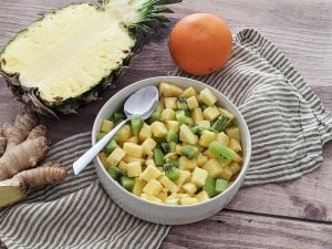 Salade d’ananas et kiwi aromatisée à l’orange et au gingembre