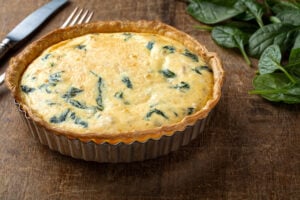 Quiche minute aux épinards, poireaux et oignons