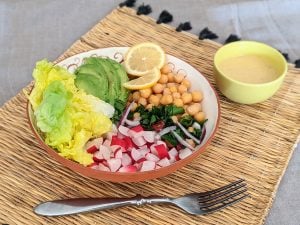 Buddha bowl aux radis, carottes, pois chiches, avocat et salade