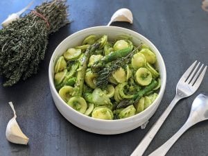 Orecchiette au pesto d’épinards, asperges, thym