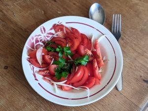 Salade de tomates aux oignons, huile d’olive et persil