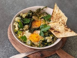 Shakshuka verte aux poireaux, fenouils et épinards