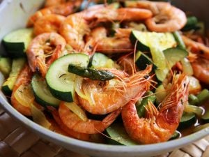Crevettes poêlées aux courgettes, aux asperges, à l’ail et flambées au pastis