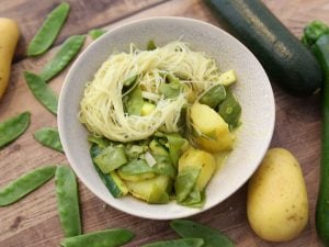 Curry de pois gourmands, courgettes et pommes de terre au lait de coco