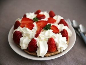 Gâteau léger aux amandes, noisettes et fraises