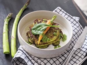 Pancakes verts aux épinards et aux asperges