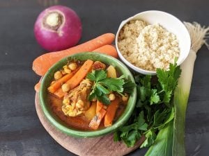 Poulet épicé façon couscous au poireau, carottes et navets