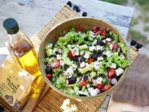 Salade verte aux tomates cerises, concombre, radis, féta et graines
