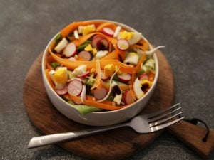 Salade verte aux radis, carottes et oeuf dur