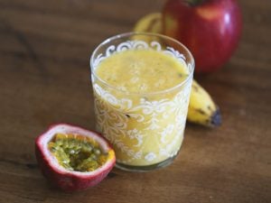 Smoothie à la passion, pomme, banane et oranges