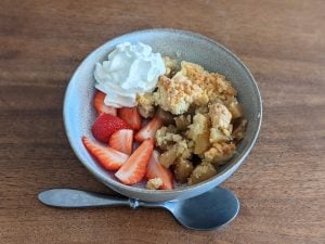 Crumble aux pommes et salade de fraises