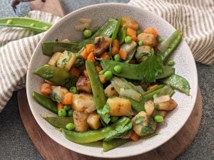 Poêlée aux pois-gourmands, carottes, pommes de terre