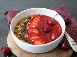 Smoothie bowl aux fraises, cerises et granola