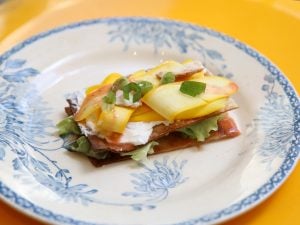 Mille-feuille de courgettes jaunes, mascarpone aux oignons nouveaux et vinaigrette fraise-citron