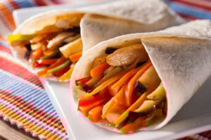 Wrap au poulet et aubergines laquées aux épices