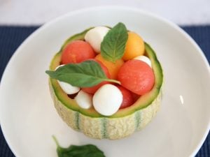 Billes de melon, pastèque, mozzarella au basilic