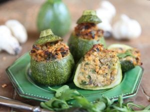 Courgettes rondes farcies aux champignons, lentilles corail et persil