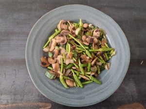 Poêlée d’asperges sauvages et champignons de Paris