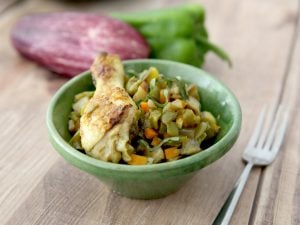 Poulet épicé aux poivrons, carottes et aubergines