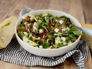 Salade de lentilles aux poivrons, concombres, tomates anciennes et persil plat