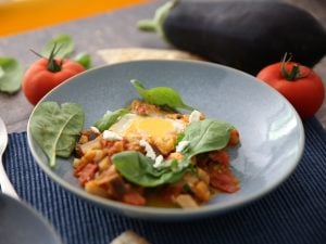 Shakshuka aux tomates, aubergine et épinards