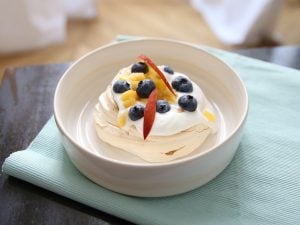 Pavlova aux myrtilles et nectarines