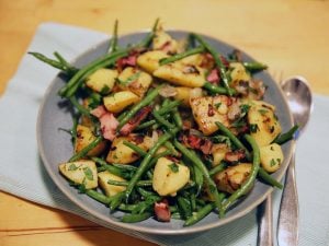 Poêlée de haricots verts, pommes de terre et lard fumé
