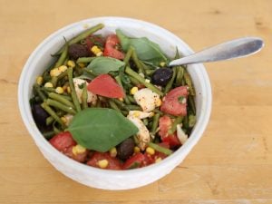 Salade de haricots verts, tomates anciennes, maïs et olives noires