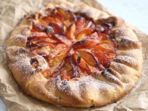 Tarte rustique aux nectarines et aux abricots