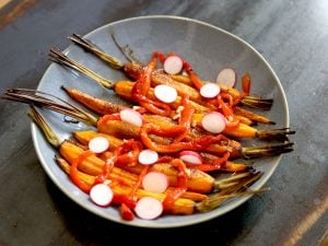 Entrée froide de carottes rôties, poivron mariné et radis