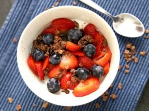Fromage blanc au granola, fraises et raisin muscat