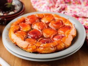 Tarte tatin aux pêches et aux fraises