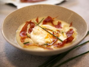 Crémeux de panais et poireaux, œuf mollet et chips de jambon cru
