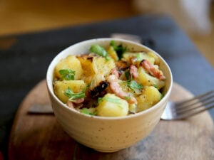 Pommes de terre rissolées aux lardons et aux oignons