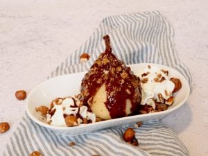 Poire au sirop maison, sauce au chocolat et granolas chocolat