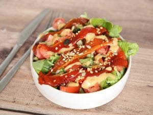 Salade verte aux poivrons marinés, tomates et graines