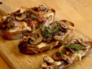 Tartines à l’emmental, pancetta, champignons et aneth