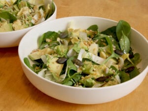 Salade aux pousses d’épinard, à l’avocat et aux endives