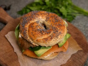 Bagel à l’avocat, saumon, pleurotes et mâche