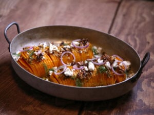 Butternut rôtie à l’ail, feta et noix