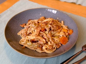 Tagliatelles aux champignons, carottes et poireaux
