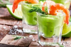 Verrines à la mousse d’avocat et aux crevettes