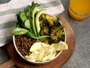 Bowl lentilles vertes, mâche, avocat, endives et brocoli doré aux épices