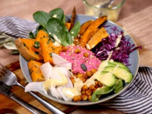 Bowl patates douces et butternut aux épices, avocat, mâche et houmous rose