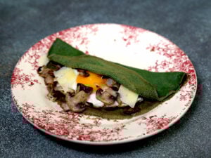 Crêpe à l’épinard garnie au Comté, à l’oeuf et aux champignons de Paris