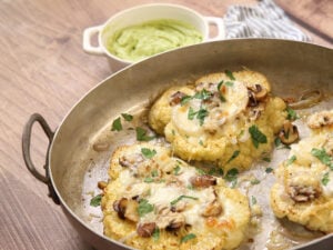 Tranches de chou-fleur gratinées aux champignons et au fromage