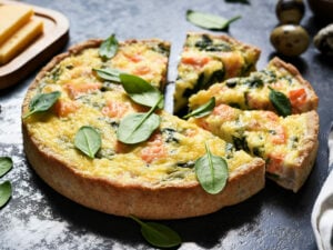 Quiche aux choux sprout et au saumon