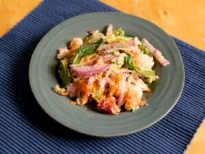 Salade avocat, mâche, carotte, red meat, orange sanguine, crevettes